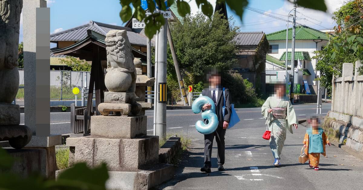 神社へ歩いていく家族