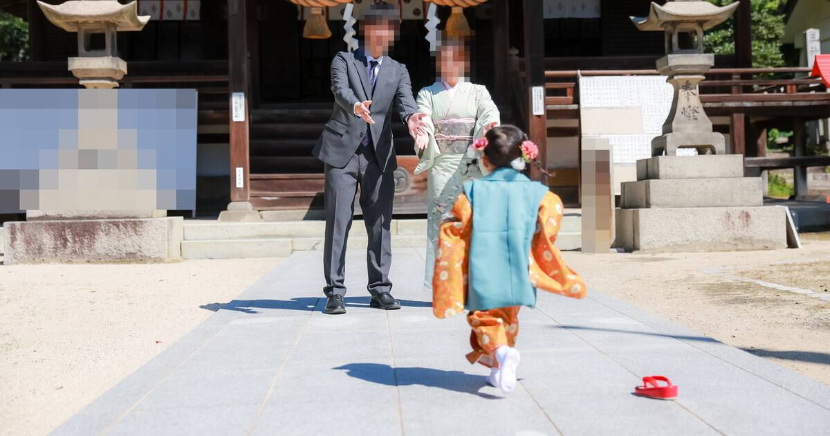 下駄を脱いで走り回る娘