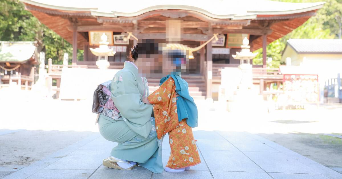 着物姿で向き合う妻と娘